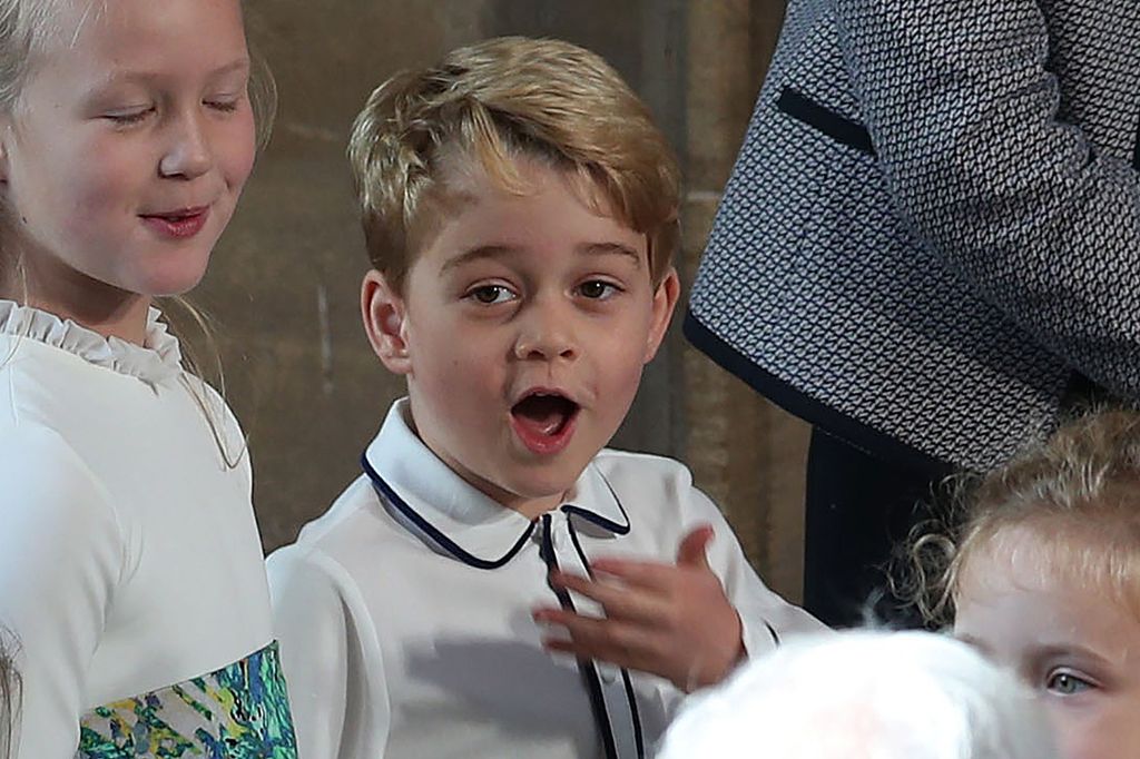 A brit György herceg így reagált, amikor a koszorúslányokkal együtt megérkezett Eugénia hercegnő esküvőjére 2018. október 12-én a windsori kastély Szent György-kápolnájába.