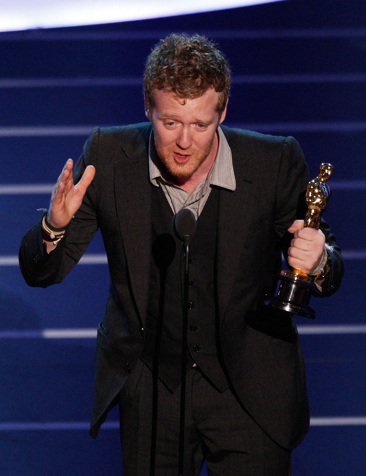 HOLLYWOOD - FEBRUARY 24: ***NO ONLINE, NO INTERNET, EMBARGOED FROM INTERNET AND TELEVISION USAGE UNTIL THE CONCLUSION OF THE LIVE OSCARS TELECAST*** Actor/musician Glen Hansard recieves the award for Best Song for their performance in "Once" during the 80th Annual Academy Awards held at the Kodak Theatre on February 24, 2008 in Hollywood, California. (Photo by Kevin Winter/Getty Images) (Photo by Kevin Winter / Getty Images North America / Getty Images via AFP)