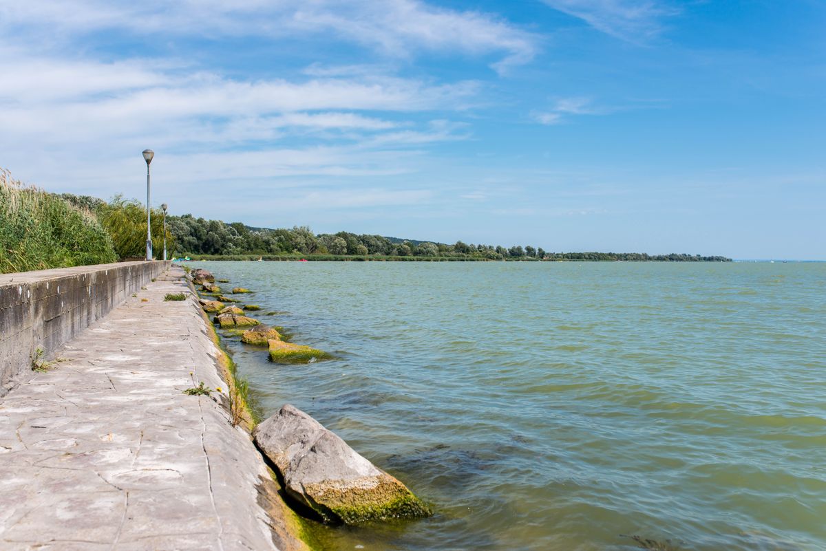 Betiltották a fürdőzést a népszerű Helikon Strandon