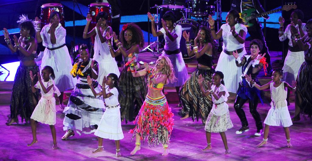 A kolumbiai énekesnő, Shakira (középen) fellép a 2010. július 11-én a johannesburgi elővárosban, Sowetóban található Soccer City stadionban megrendezett 2010-es labdarúgó-világbajnokság döntőjének – Hollandia–Spanyolország – előtti záróünnepségen.