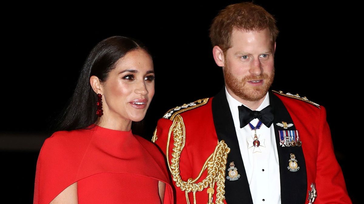Meghan Markle és Harry herceg kapcsolatának hivatalossá válása a monarchiából való kiváláshoz vezetett.