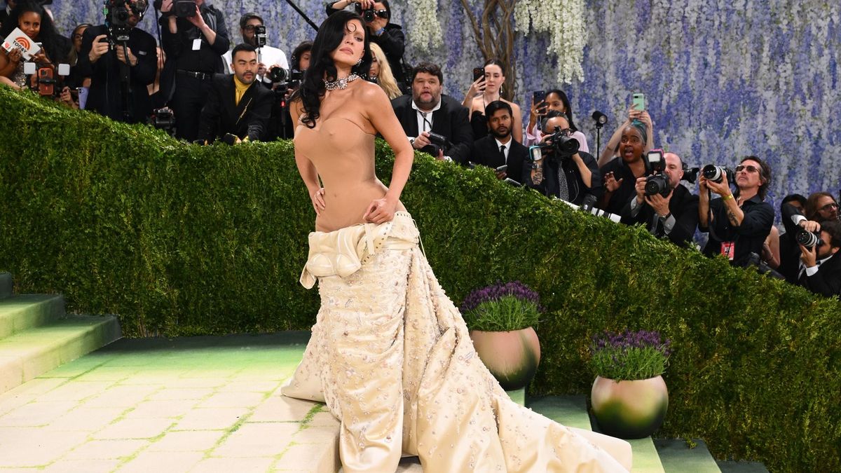 Kylie Jenner a 2026-os Met Gálán sem fogta vissza magát merész, meztelenséget idéző ruhájában. 