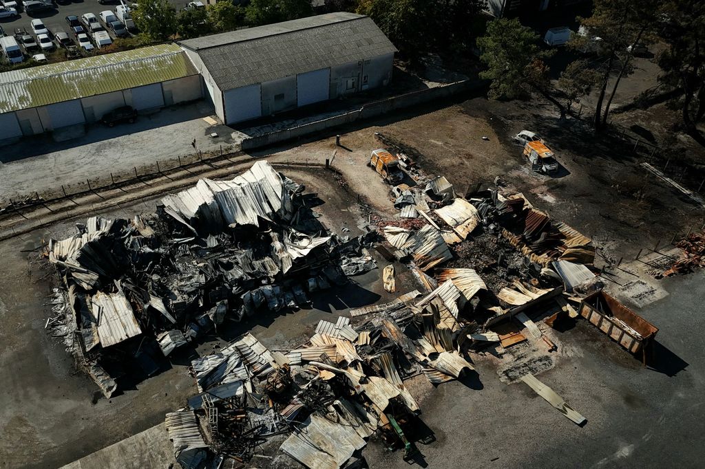 Légifelvétel a délnyugat-franciaországi Biscarrosse egyik ipari parkjában az erdőtűz által elpusztított épületekről és járművekről. A délnyugat-franciaországi Landes régióban, Biscarrosse közelében 2026. július 23-án keletkezett tüzet július 27-én szerenc