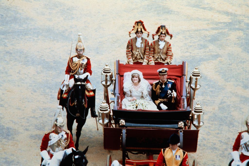 Diana hercegné és Károly herceg esküvőjük után hintón érkeznek a Buckingham-palotába.