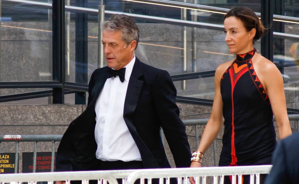 Hugh Grant és Anna Elisabet Eberstein megérkezett a Madison Square Gardenhez Taylor Swift és Travis Kelce ésküvőjére július 3-án New Yorban.