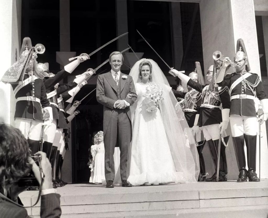 Kamilla királyné 1973-ban az első esküvőjén édesapjával. Andrew Parker Bowles-hoz ment hozzá.