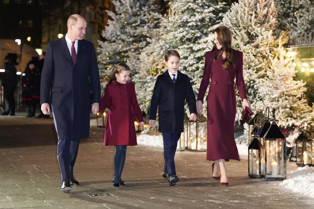 Katalin, Vilmos, Sarolta és György herceg együtt érkeznek a londoni Westminster-apátságban megrendezett „Together at Christmas” karácsonyi énekes istentiszteletre 2022. december 15-én.