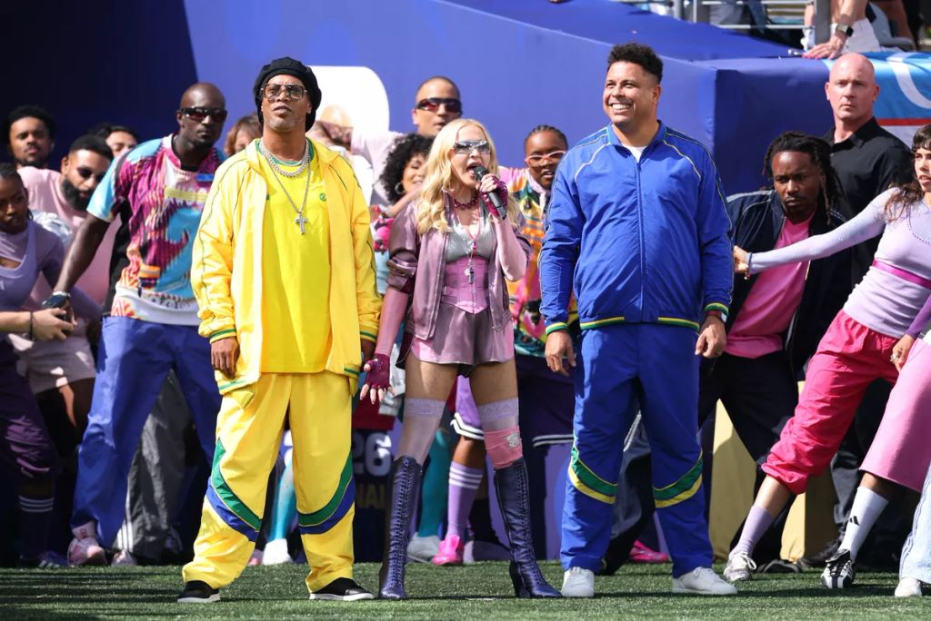 A foci-vb halftime show-ját Madonna nyitotta, a pályán Ronaldinho és Ronald mellett énekelt.