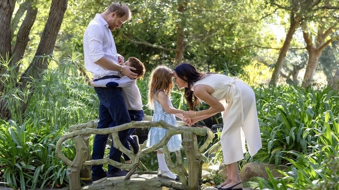 Meghan Markle és Harry herceg gyerekeit 4 éve nem láthatta a brit uralkodó.