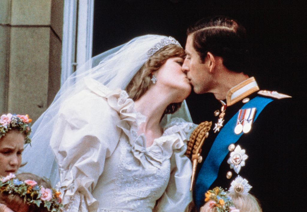 Diana hercegné és Károly herceg nyilvános csókja a Buckingham-palota erkélyén a ceremónia után.