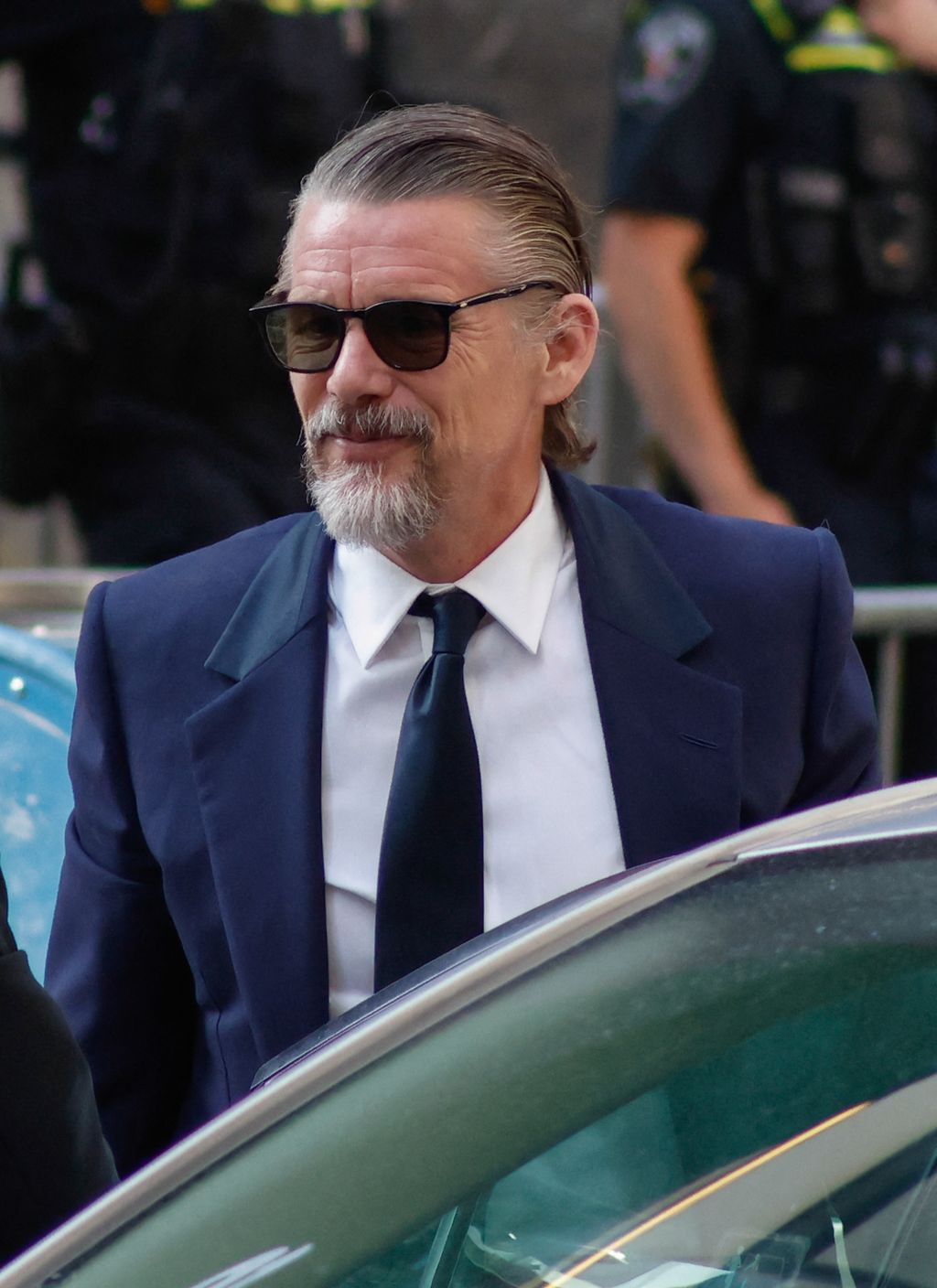 Ethan Hawke megérkezett a Madison Square Gardenhez Taylor Swift és Travis Kelce ésküvőjére július 3-án New Yorban.