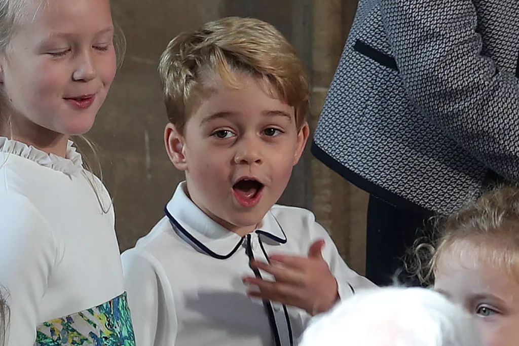 A brit György herceg így reagált, amikor a koszorúslányokkal együtt megérkezett Eugénia hercegnő esküvőjére 2018. október 12-én a windsori kastély Szent György-kápolnájába.