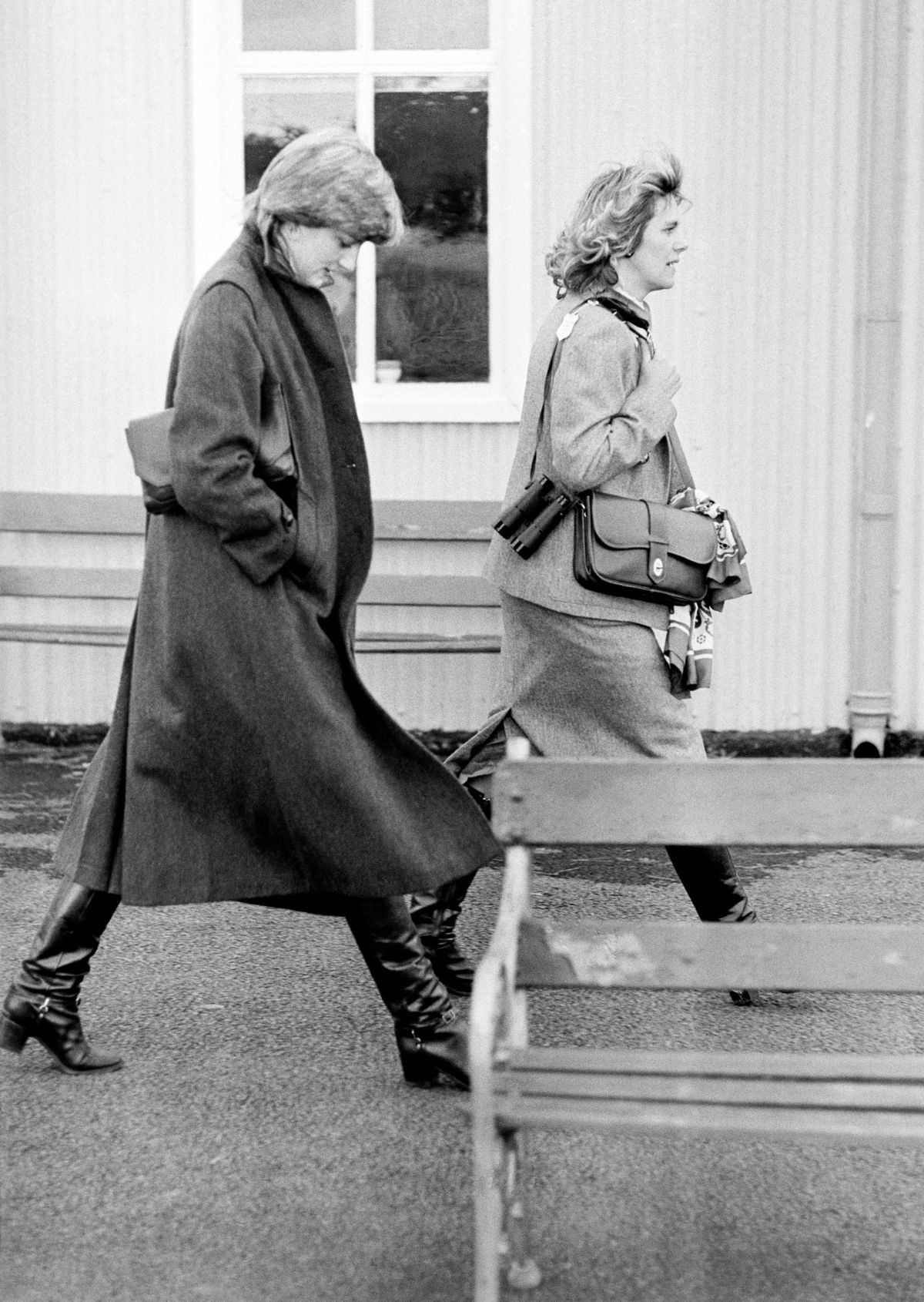 Kamilla királyné és Diana hercegné 1980-ban egy lóversenypályán.