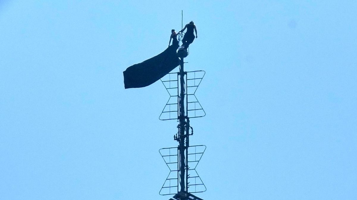 Aktivisták az Empire State Building tetején - Miután kitűzték a zászlót, lánykérés következett