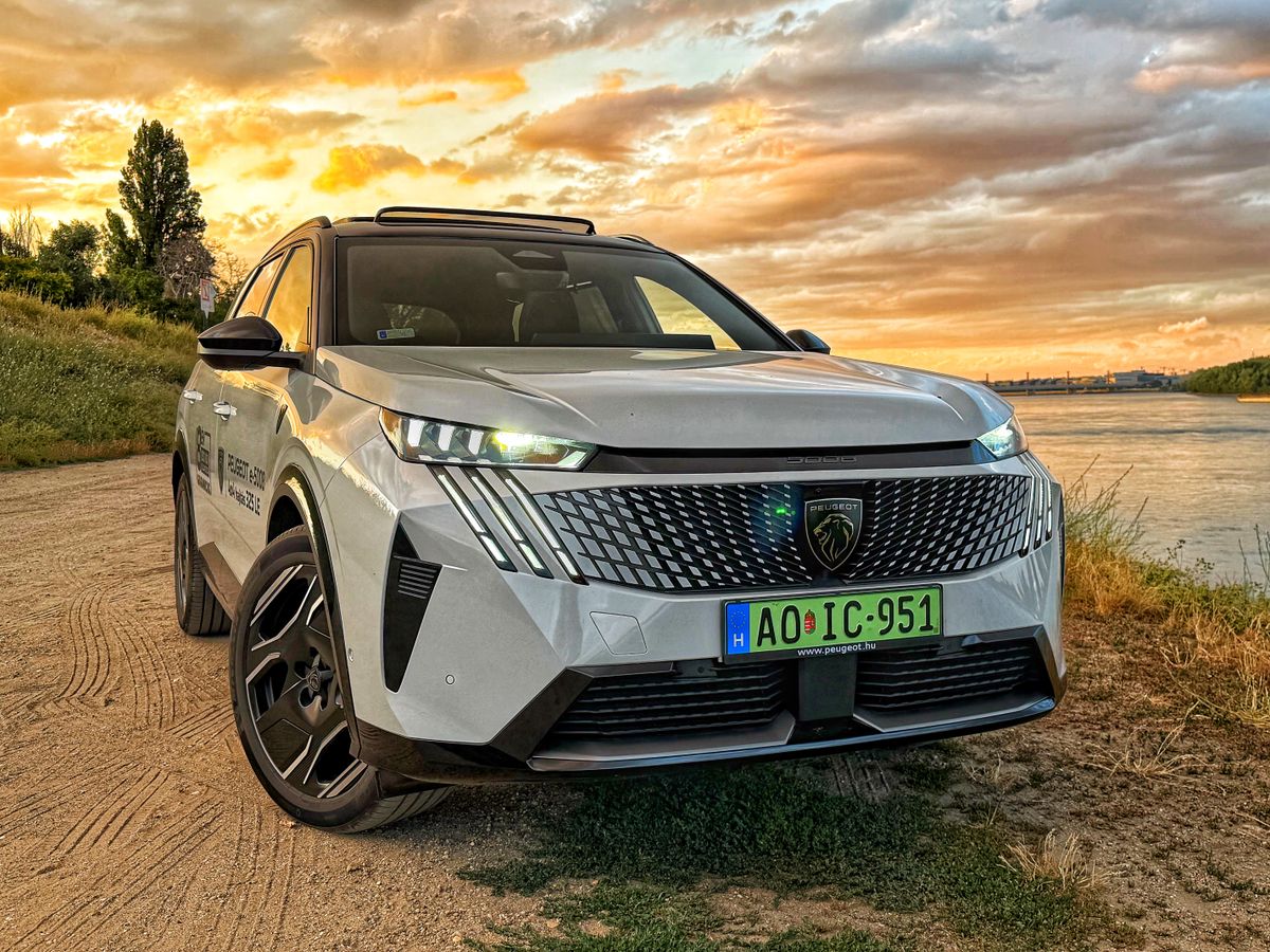 Egy naplementés fotó a Peugeot E-5008 modellről.