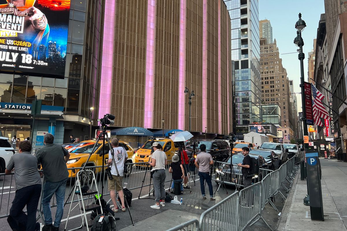 03 July 2026, USA, New York: Journalists are gathered at Madison Square Garden. According to multiple U.S. media reports, the wedding celebrations for pop star Taylor Swift and professional football player Travis Kelce have begun. Photo: Christina Horsten/dpa