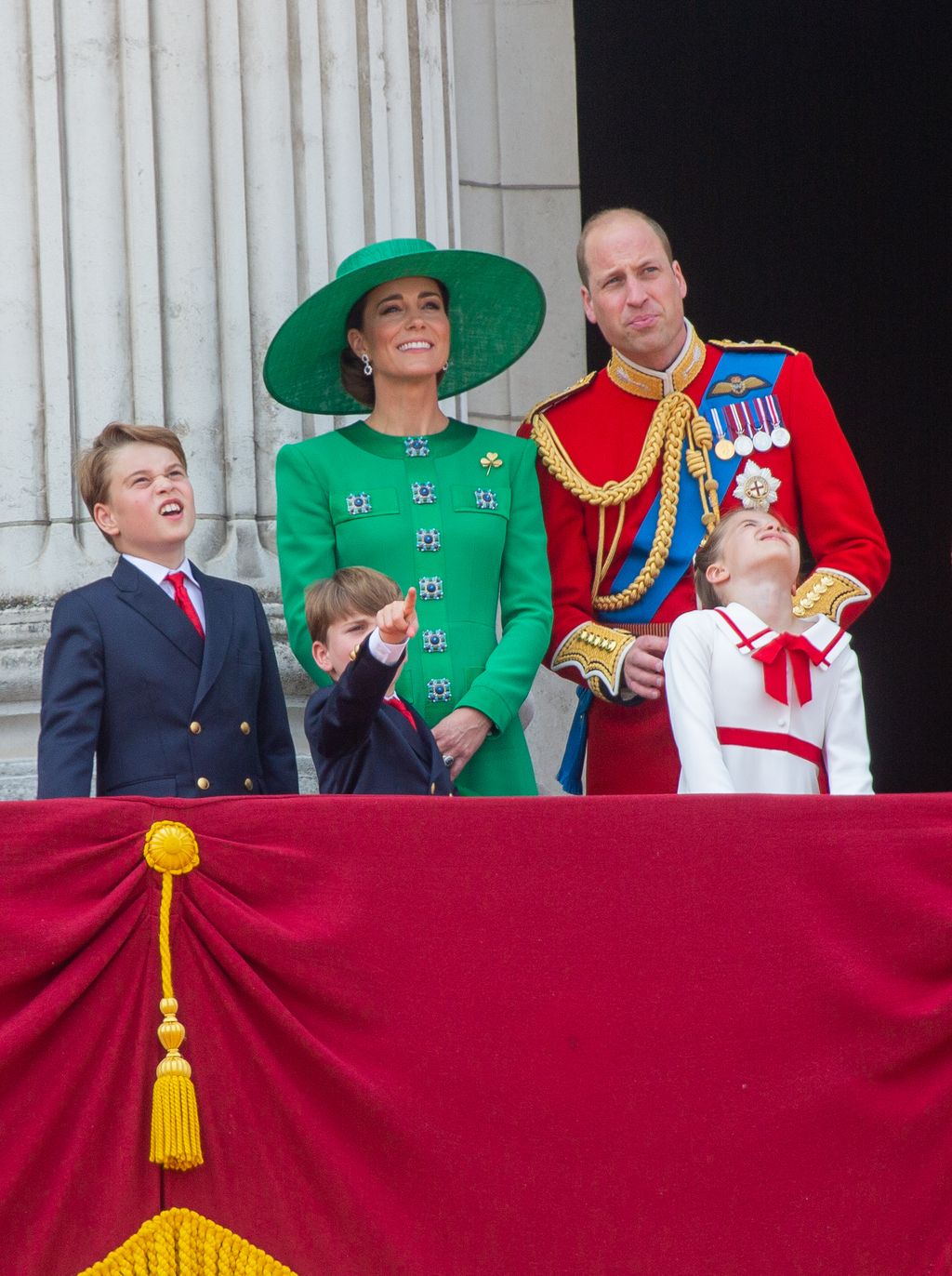 György herceg, Lajos herceg, Katalin hercegné, Vilmos herceg és Sarolta hercegnő a Buckingham-palota erkélyén, ahol a „Trooping the Colour” ünnepséget követő légi parádét nézik 2023. június 17-én.