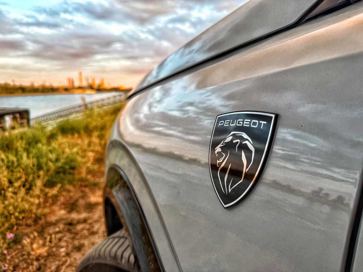 Egy közeli fotó a Peugeot E-5008 modellről. 