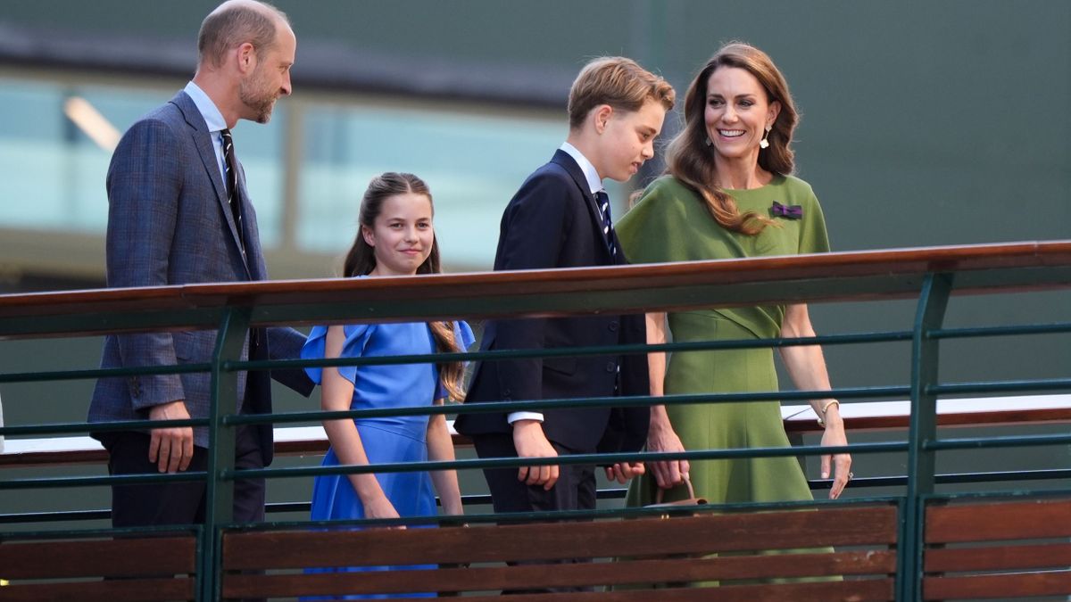 Katalin hercegné, Vilmos herceg, György herceg és Sarolta hercegnő 2026. július 12-én a wimbledoni tenisztornán.