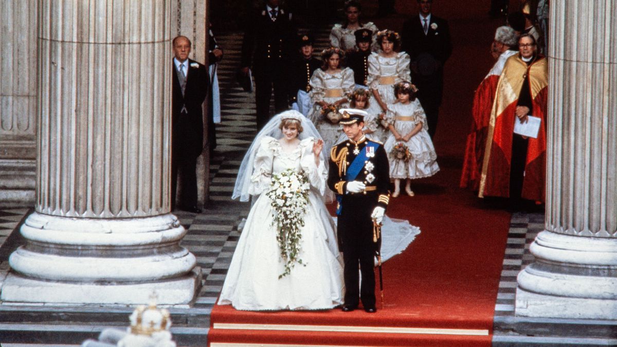 Diana hercegné és Károly herceg elhagyják a Szent Pál-székesegyházat esküvőjük után.
