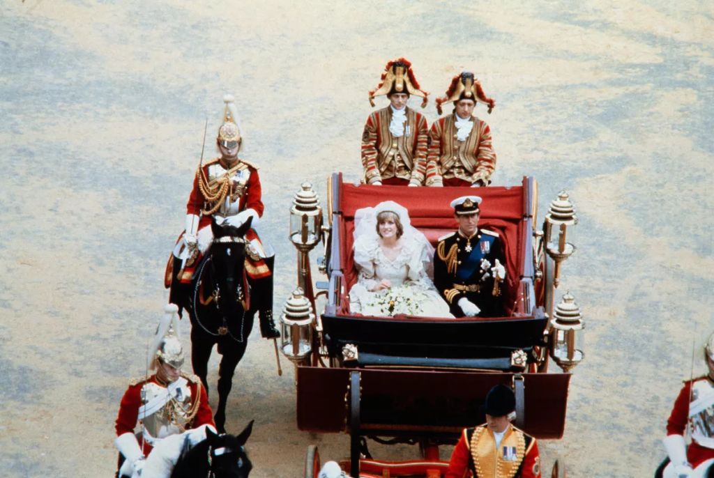 Diana hercegné és Károly herceg esküvőjük után hintón érkeznek a Buckingham-palotába.