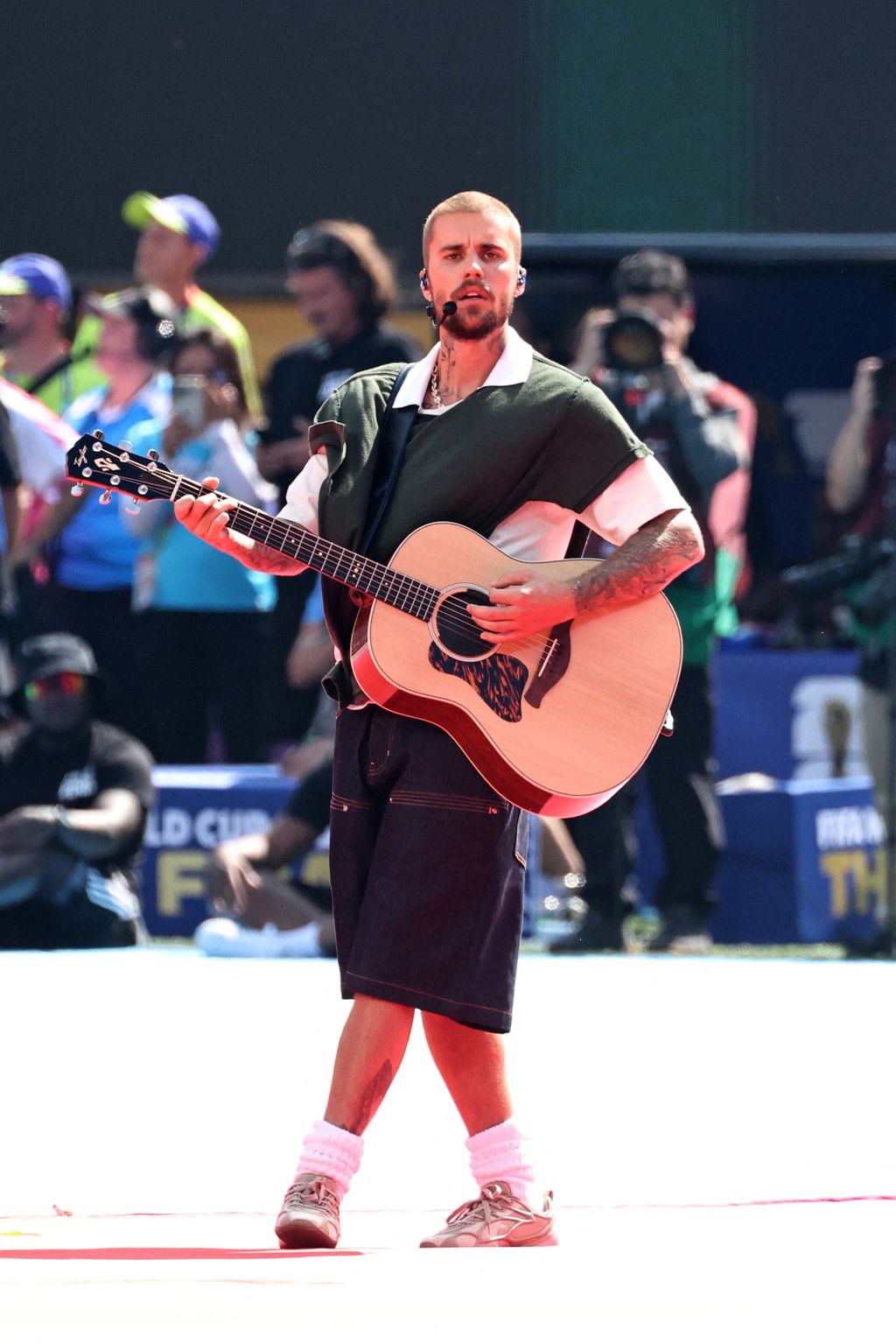 Justin Bieber egy gitárral énekelt a foci-vb Topps Final Halftime Show-jában 2026. július 19-én.