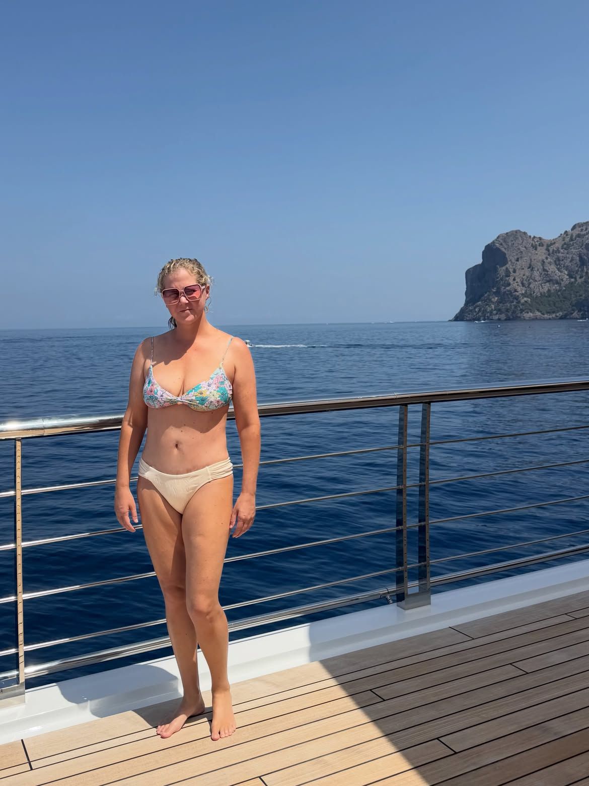 Amy Schumer egy yachton pózolt