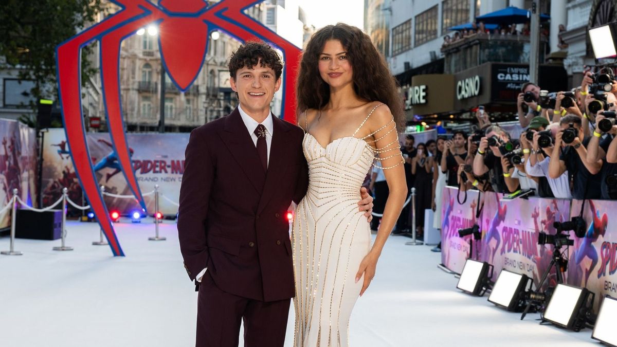 Tom Holland Zendayával közösen pózolt a Pókember legújabb filmjének premierjén, a vörösszőnyegen.