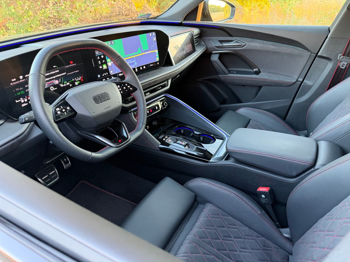 Audi Q5 Sportback e-hybrid belső tere digitális műszerfallal.
