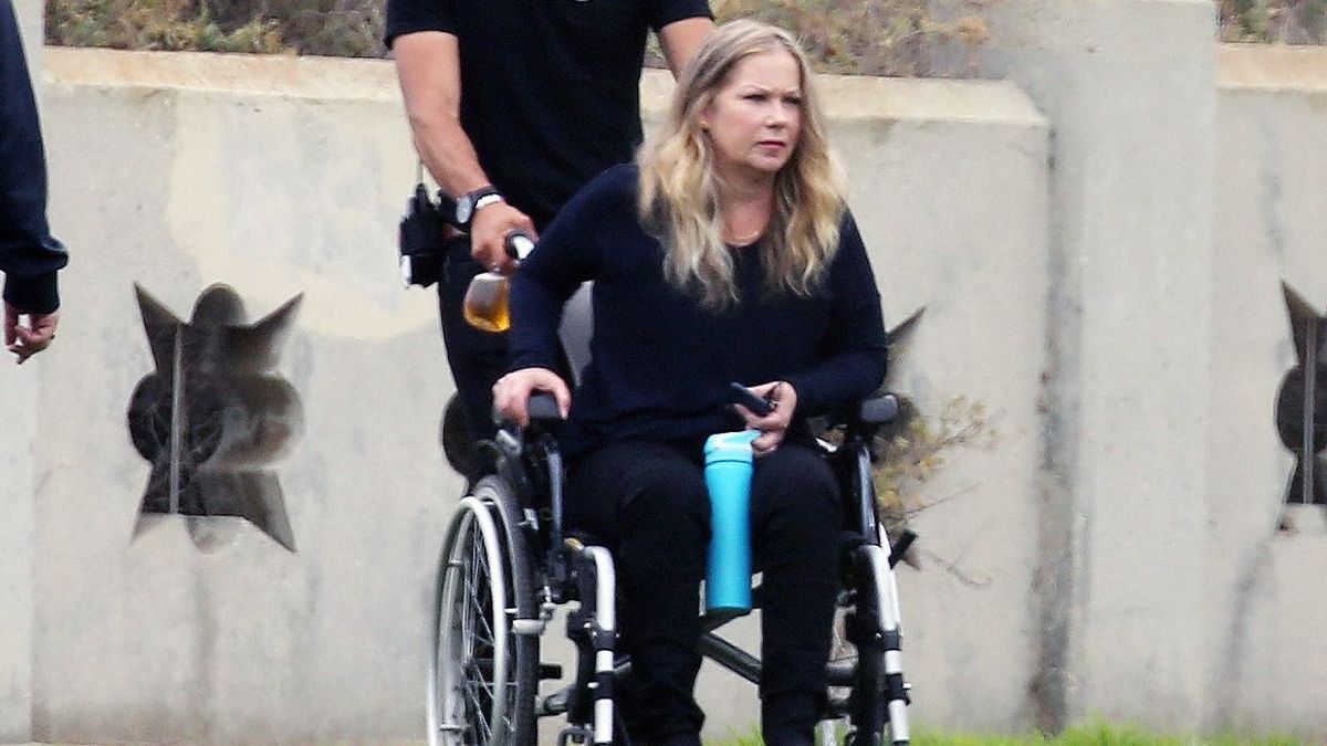 06/02/2021 EXCLUSIVE: James Marsden, Linda Cardellini and Christina Applegate are spotted on set for the first time for season 3 of their hit show Dead To Me in Los Angeles. The cast were pictured shooting scenes on an outdoor set while Applegate was spotted being pushed around in a wheelchair between takes.
**VIDEO AVAILABLE**
sales@theimagedirect.com Please byline:TheImageDirect.com
*EXCLUSIVE PLEASE EMAIL sales@theimagedirect.com FOR FEES BEFORE USE