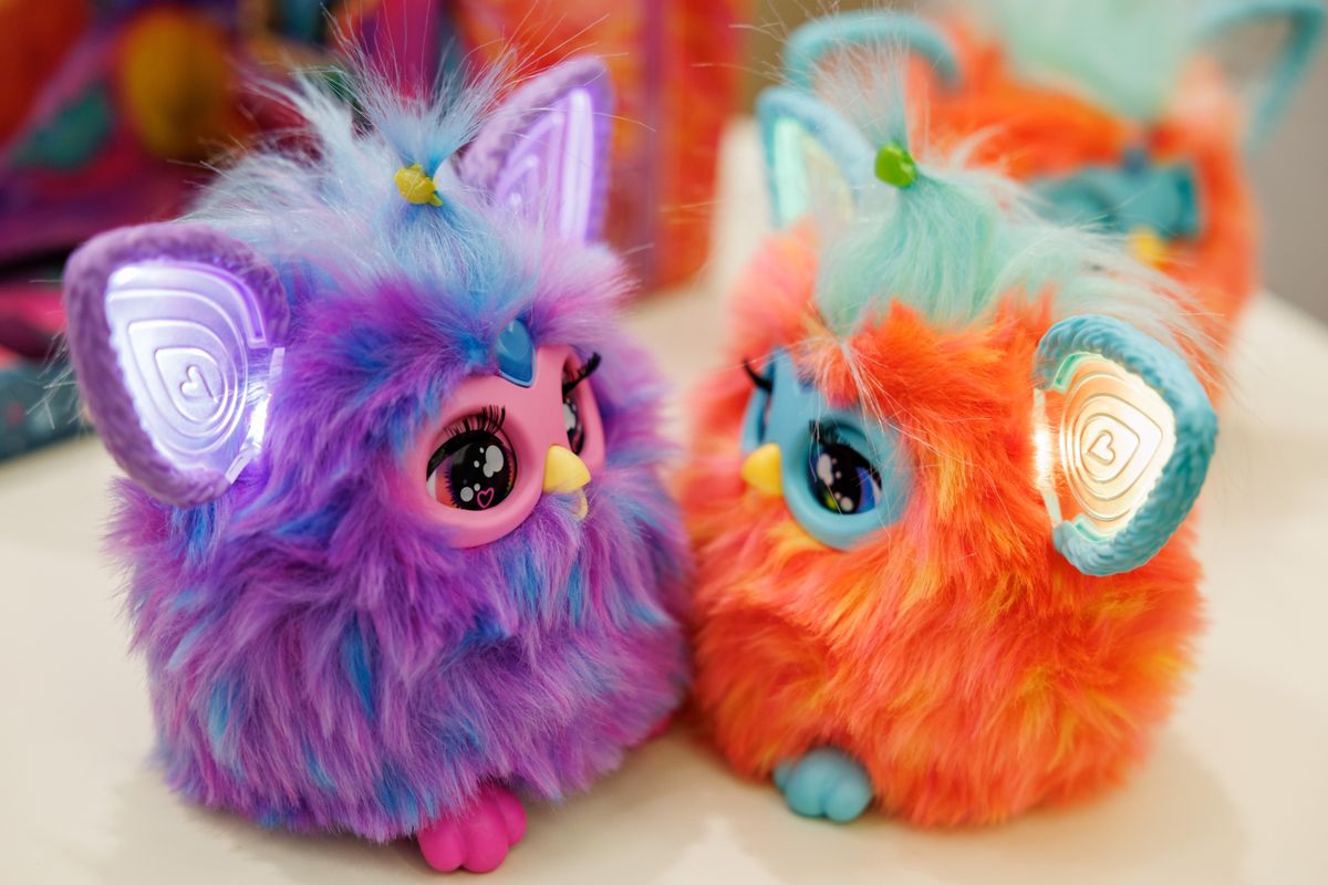 28 November 2023, Bavaria, Nuremberg: The Furby plush figures from Hasbro, an electronic furry animal, pictured on a table at the annual press conference of the German Toy Retail Association (BVS) and the German Toy Industry Association (DVSI). The toy is part of the list of the "Top 10 Toys 2023" published by the BVS. The DVSI and BVS provide an outlook on the important Christmas business and present figures for the past few months. Photo: Daniel Karmann/dpa Annual Press Conference Toy Industry In Bavaria  Germany November , 2023