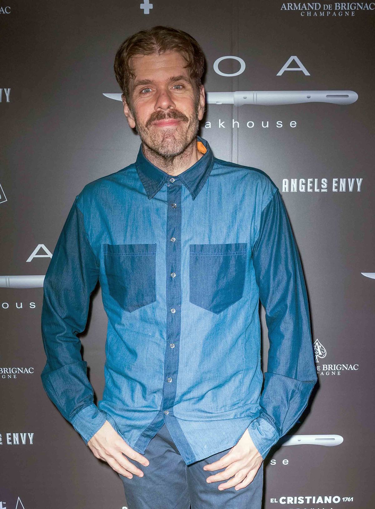 Perez Hilton élő adásban tett kárt magában