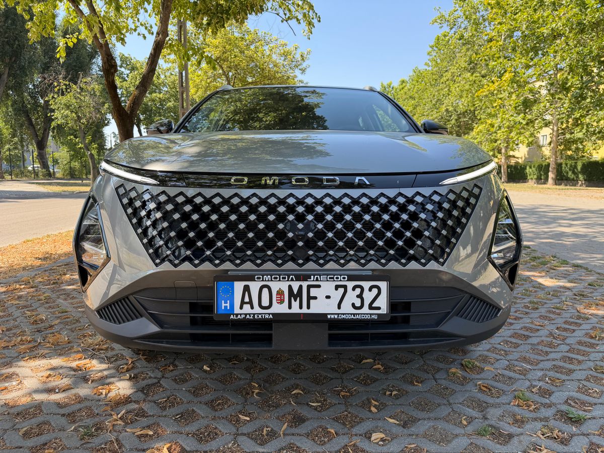 Omoda 5 SHS elölnézetből, karakteres hűtőráccsal és LED-es fényszórókkal.