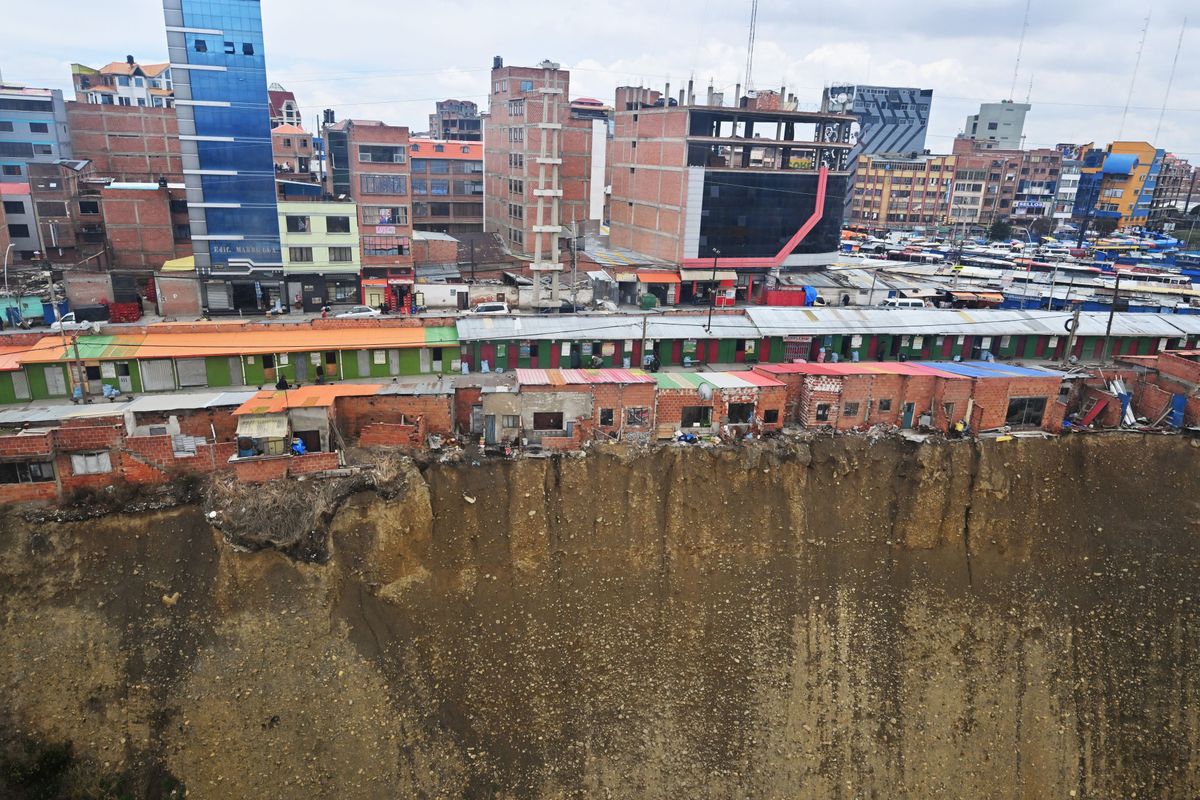 Légi felvételen a bolíviai El Alto város La Ceja negyedében található "öngyilkos házak". A szakadék szélén sorakozó épületek egy piacnak adnak otthont, a sámánok is itt dolgoznak.