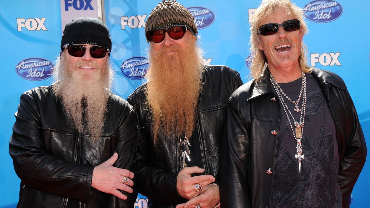 Az együttes tagjai: Dusty Hill, aki 2021-ben hunyt el, Billy Gibbons és a ZZ Top dobosa, Frank Beard.