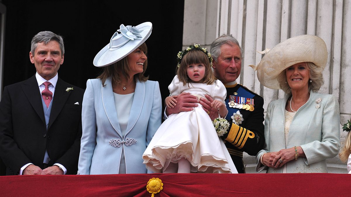 (From L) Michael Middleton, Carole Middleton, Britain's Prince Charles, holding bridesmaid Eliza Lopes and Camilla, the Duchess of Cornwall, appear on the balcony of Buckingham Palace in London on April 29, 2011, following the wedding of Britain's Prince William and Kate, Duchess of Cambridge. AFP PHOTO / WPA POOL / John Stillwell (Photo by JOHN STILLWELL / POOL WPA / AFP)