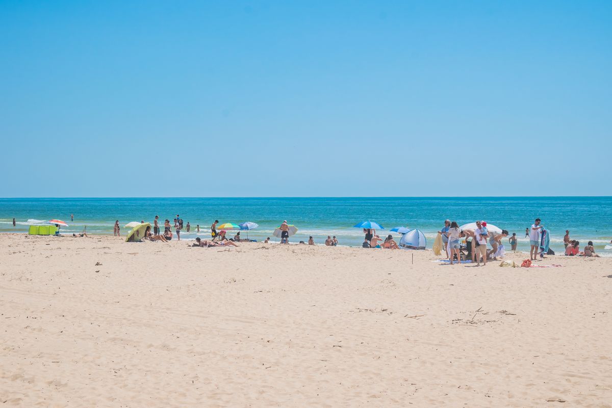 Algarve széles tengerpartjai mánsként vonzzák a nyaralókat