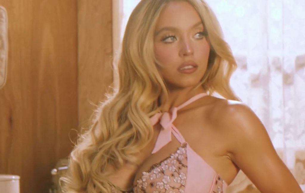 Sydney Sweeney új fehérneműkollekcióját mutatja be.