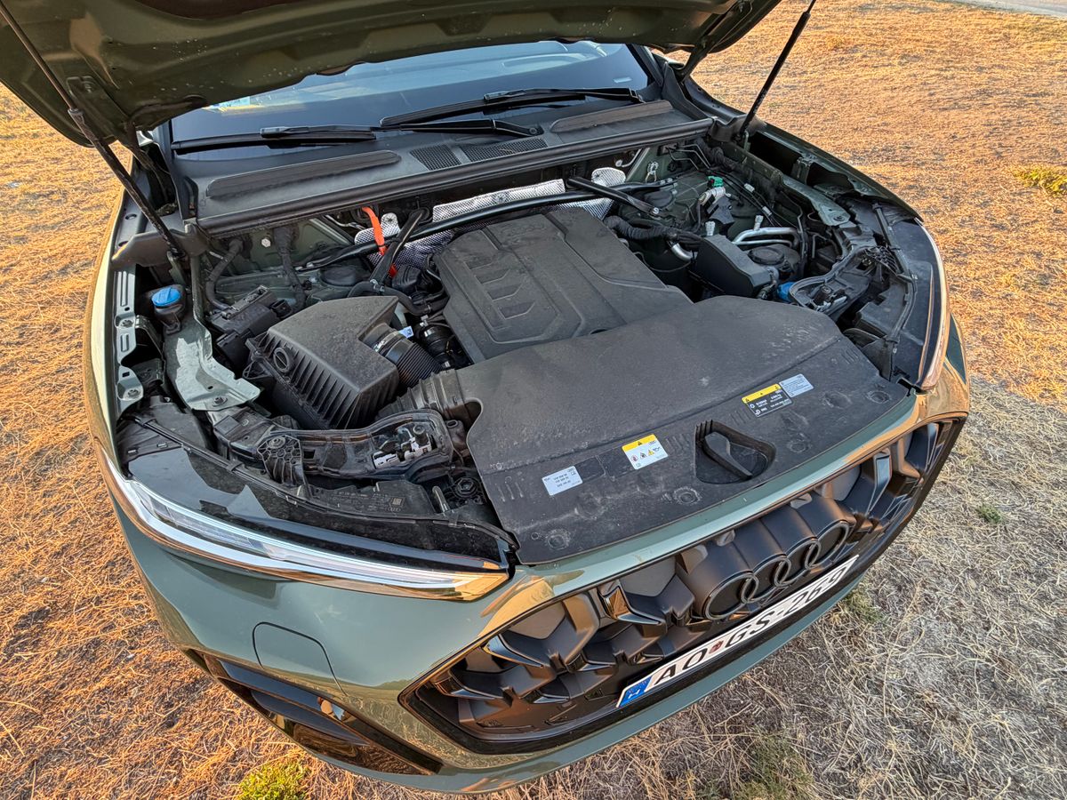 Audi Q5 Sportback e-hybrid motortere felnyitott motorháztetővel.