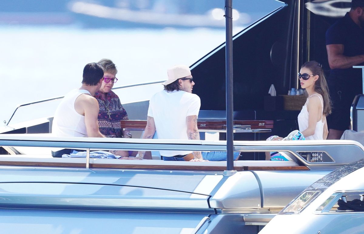 Brooklyn Beckham és Nicola Peltz Elton Johnnal nyaralnak