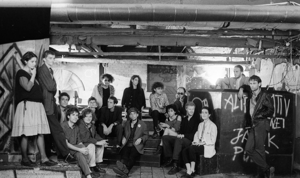 Magyarország, Budapest VIII. - Golgota út, Fekete Lyuk, alternatív klub a Vörösmarty Művelődési Ház pincéjében. Balról a második Kelényi Tódor fesztiválszervező, előtte ülnek a Kampec Dolores tagjai, közülük bal szélen Hajnóczy Csaba. Hátul állnak Király Tamás divattervező és Kilián János punkzenész 1989-ben.