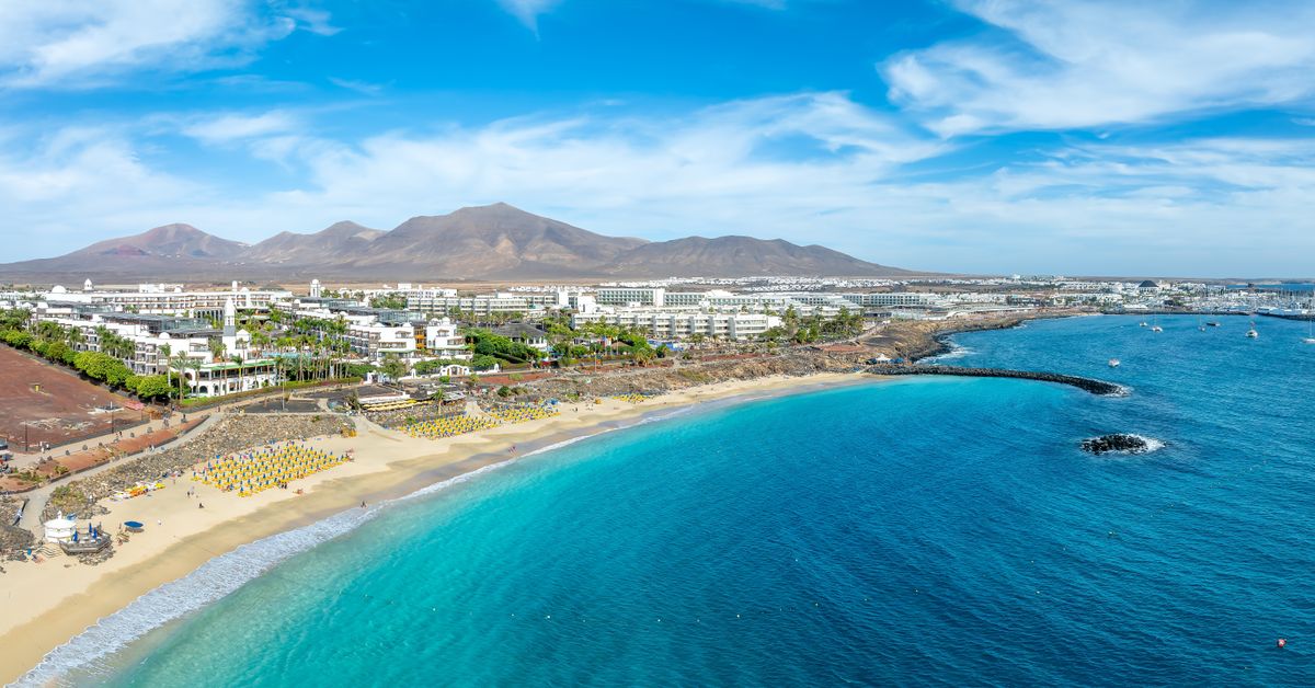 A Playa Blanca és a Dorada strand Lanzarote szigetén