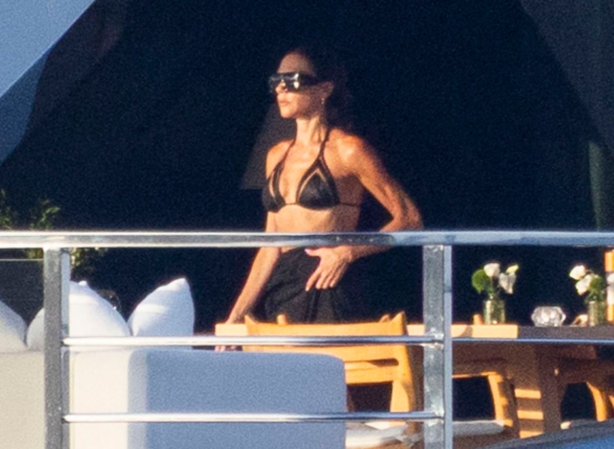 Victoria Beckhamet fekete bikinifelsőben kapták lencsevégre.