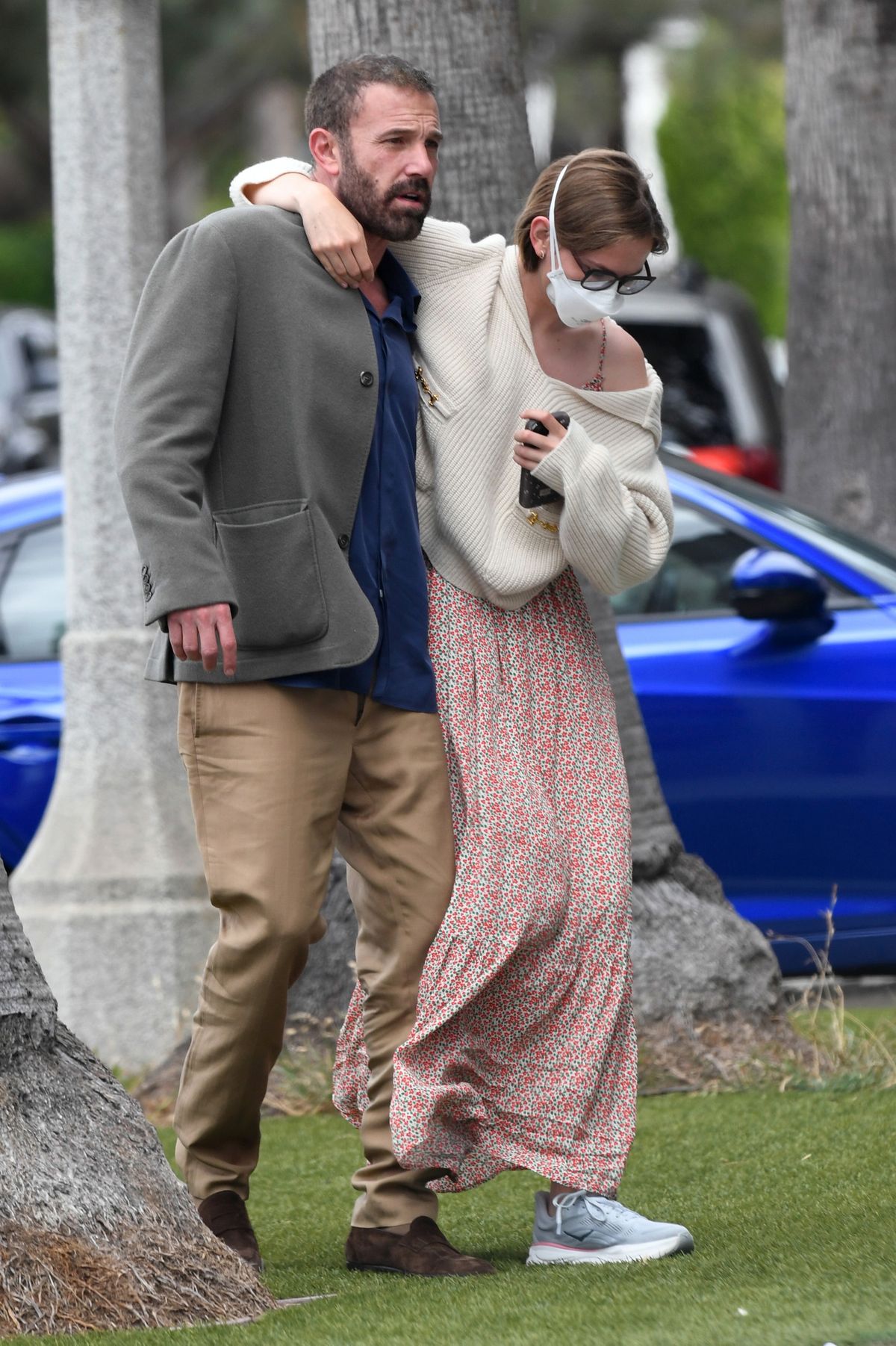 05/26/2026 EXCLUSIVE: Ben Affleck and Jennifer Garner reunite with their daughter Violet in Los Angeles. Ben and Jennifer were in high spirits as they helped their eldest offspring walk as she put her arms around each of them. The family emerged from an urgent care with Violet using crutches and wearing a boot on one foot. Violet has returned to L.A. from Yale where she is currently enrolled in college.
sales@theimagedirect.com Please byline:TheImageDirect.com
*EXCLUSIVE PLEASE EMAIL sales@theimagedirect.com FOR FEES BEFORE USE