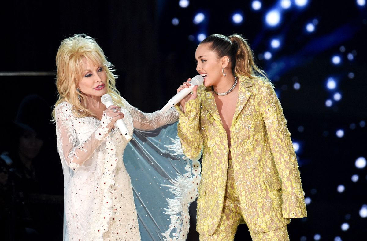 LOS ANGELES, CA - FEBRUARY 10: Dolly Parton (L) and Miley Cyrus perform onstage during the 61st Annual GRAMMY Awards at Staples Center on February 10, 2019 in Los Angeles, California. Kevin Winter/Getty Images for The Recording Academy/AFP (Photo by KEVIN WINTER / GETTY IMAGES NORTH AMERICA / Getty Images via AFP)