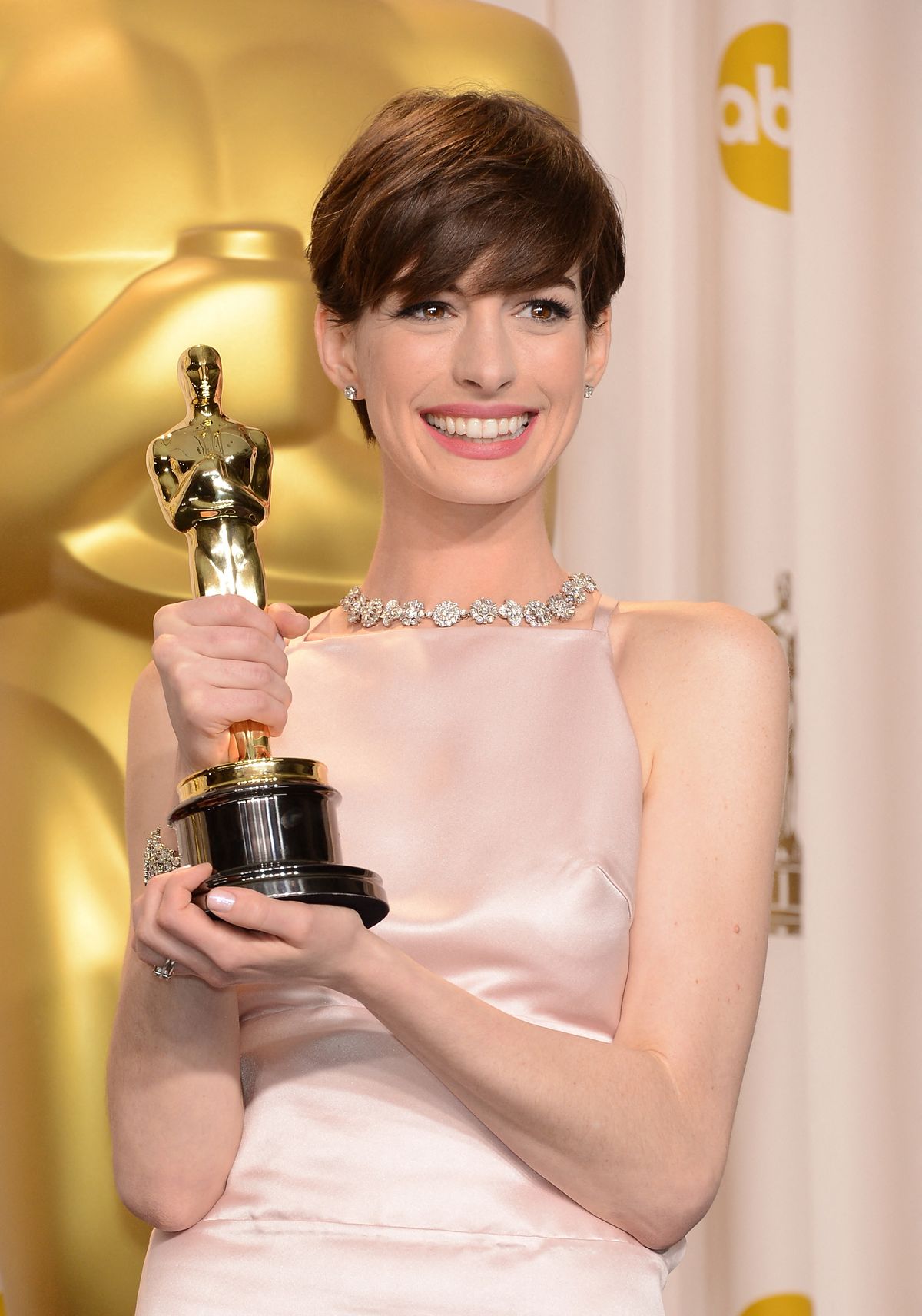 HOLLYWOOD, CA - FEBRUARY 24: Actress Anne Hathaway, winner of the Best Supporting Actress award for 'Les Miserables,' poses in the press room during the Oscars held at Loews Hollywood Hotel on February 24, 2013 in Hollywood, California. Jason Merritt/Getty Images/AFP (Photo by Jason Merritt / GETTY IMAGES NORTH AMERICA / Getty Images via AFP)