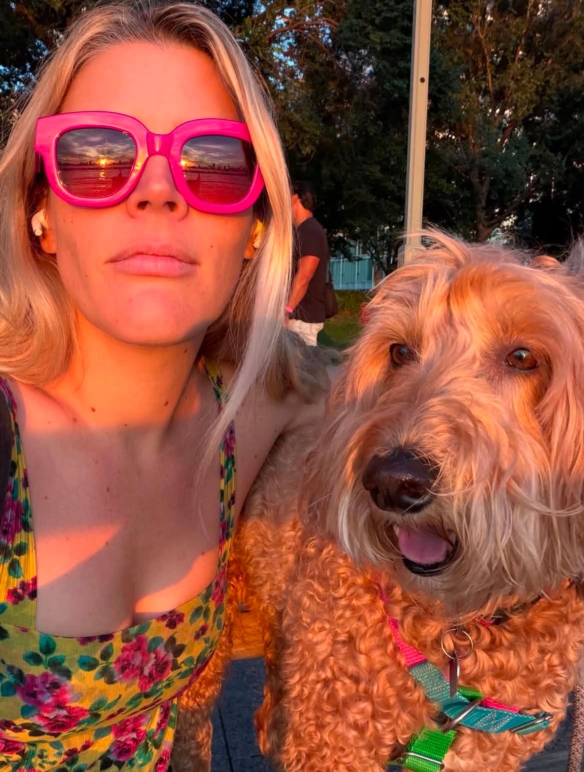 Busy Philipps a kiskutyájával.