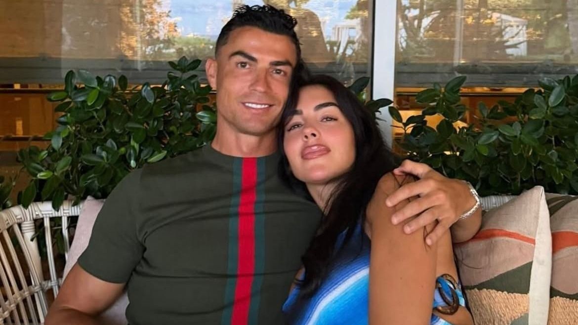 Cristiano Ronaldo és Georgina Rodríguez nem akart nagy felhajtást, a saját nappalijukban házasodtak össze