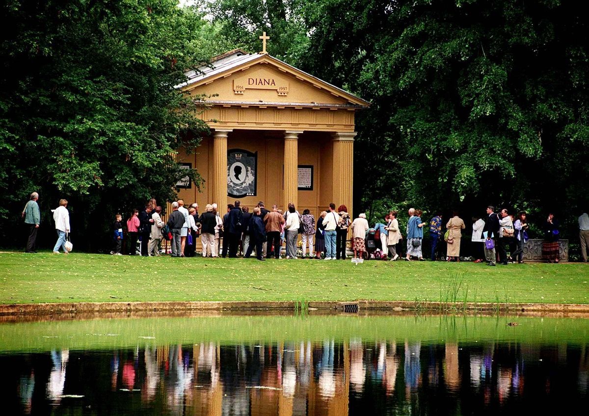 Az Oval Lake melletti szentély 1998 augusztusában, egy évvel Diana hercegné halála után.