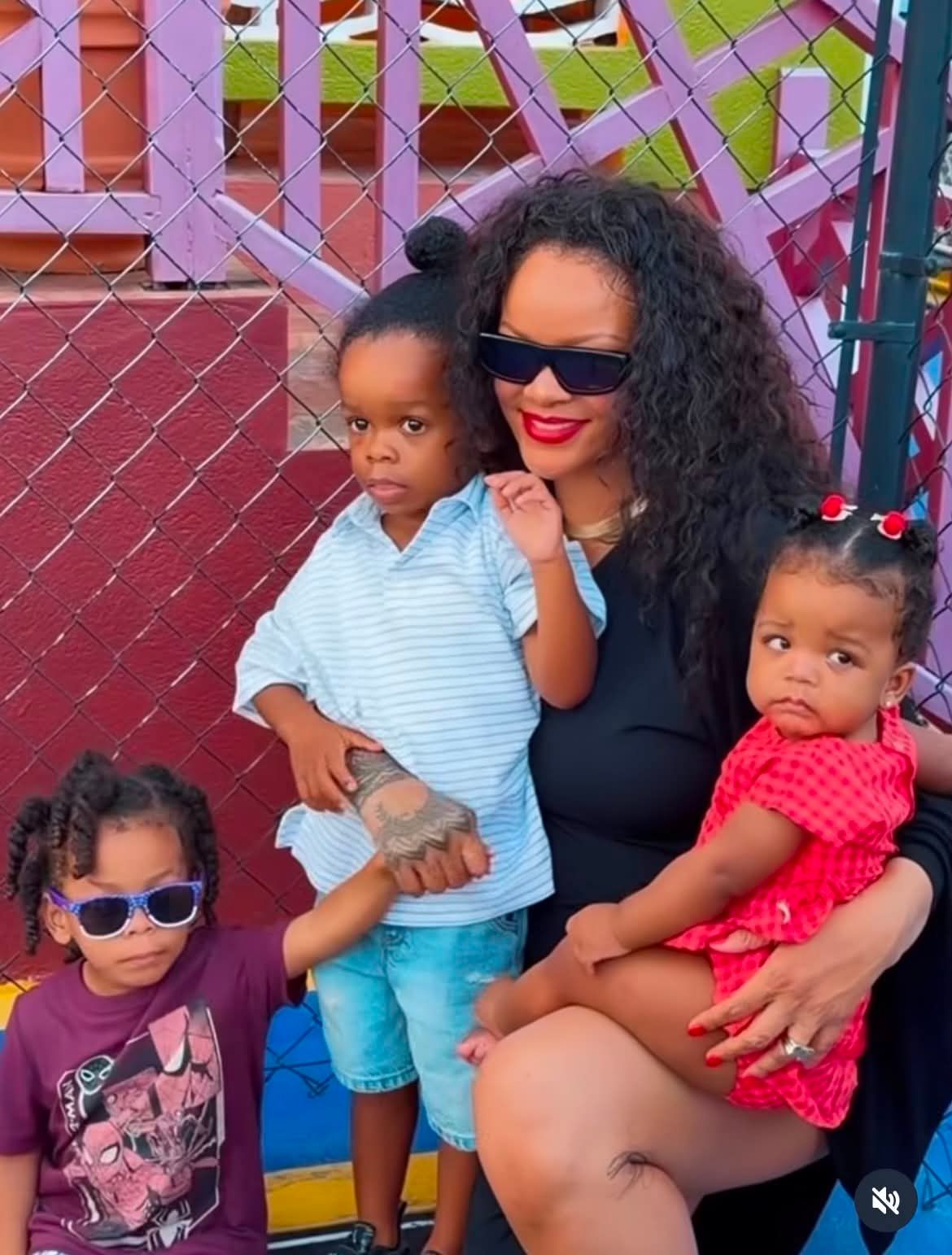 Rihanna gyerekeivel nyaralt.